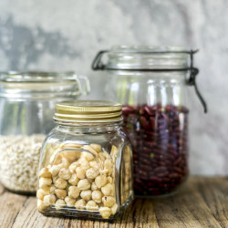 Os potes de vidro são indicados para organizar a cozinha com os alimentos. Contate a Casa dos Frascos. 