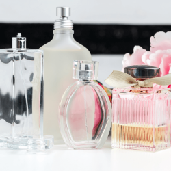 Frasco de perfume é um recipiente usado para armazenar fragrâncias líquidas e aromas. É uma parte fundamental do processo de fabricação e distribuição de perfumes, uma vez que a preservação da fragrância é fundamental para manter a qualidade do produto.